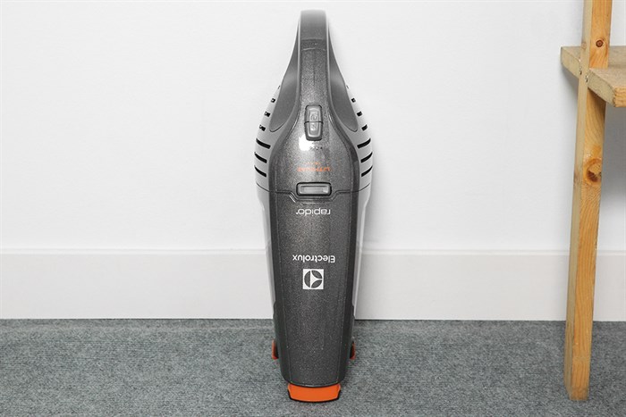 cam-tay-electrolux-zb6214igm-2-700x467