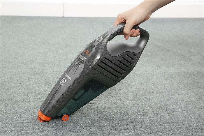 cam-tay-electrolux-zb6214igm-3-700x467